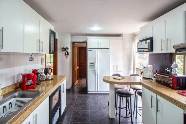 Acheter contre construire : Le débat sur les étagères de rangement